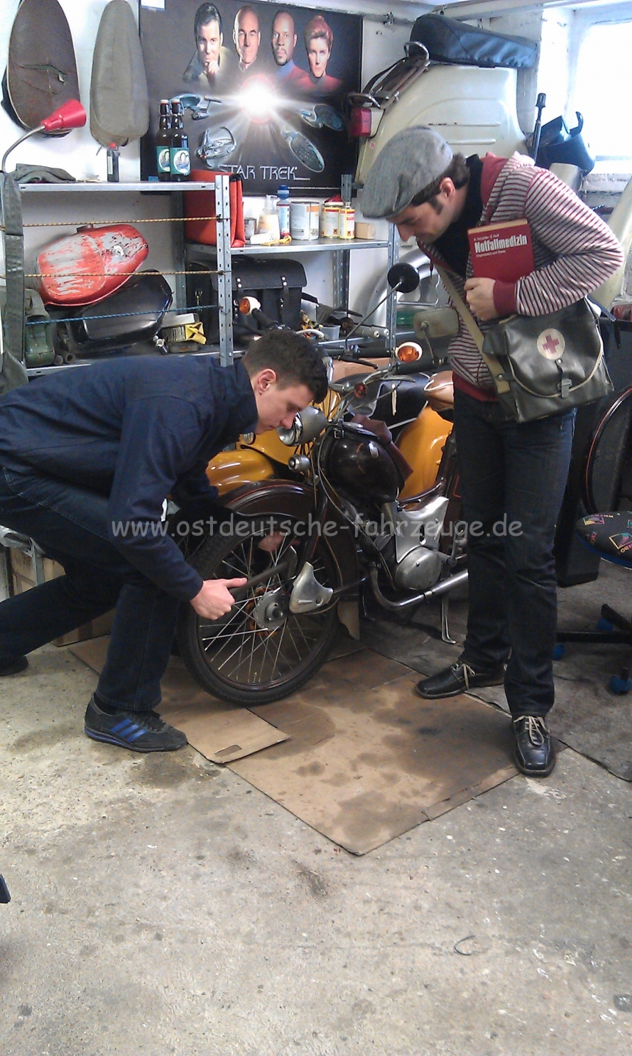 Ein Glück haben wir ausgebildete Fachkräfte, Lektüre und Arbeitsmittel für die medizinische versorgung der arbeitenden Bevölkerung vor Ort! UNS würde es nie einfallen, Gunnar &quot;Hilfs-Sanitäter&quot; zu nennen.