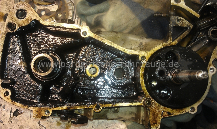 Relativ guter Zustand im Inneren, aber so einen schwarzen Motor sah ich nie? Arbeitete da jemand mit Graphit?