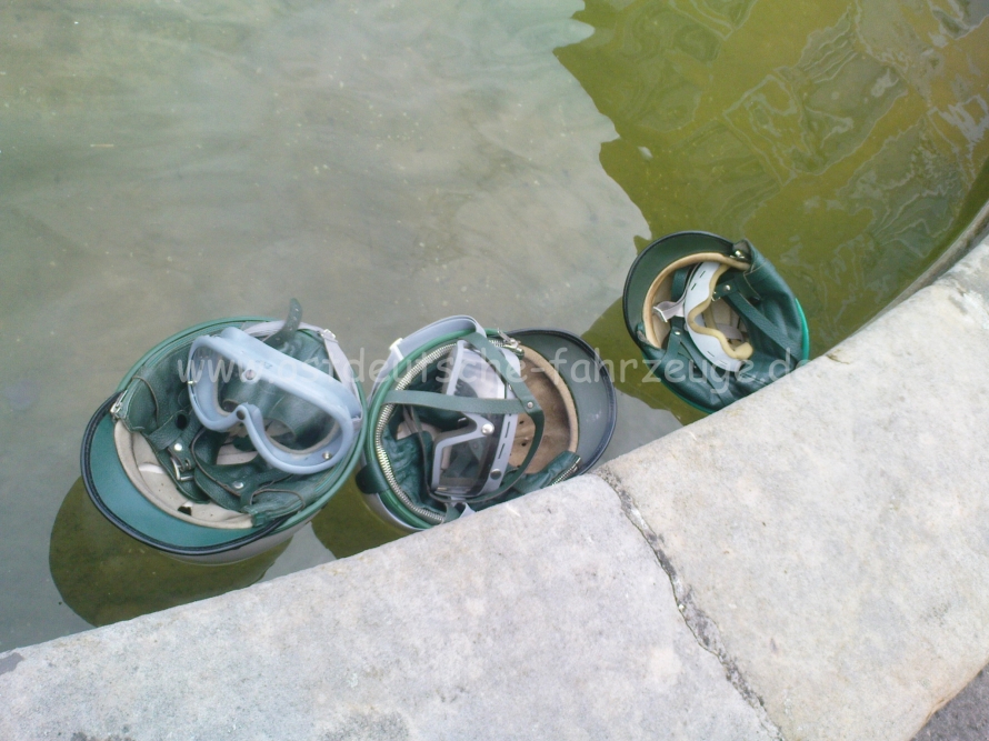 Unsere Helme wurden wieder in einem Brunnen geweiht und als Schiffchen zu Wasser gelassen.