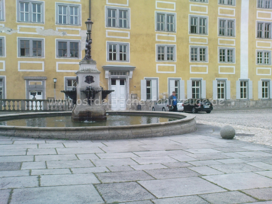 Der Brunnen in Gänze.