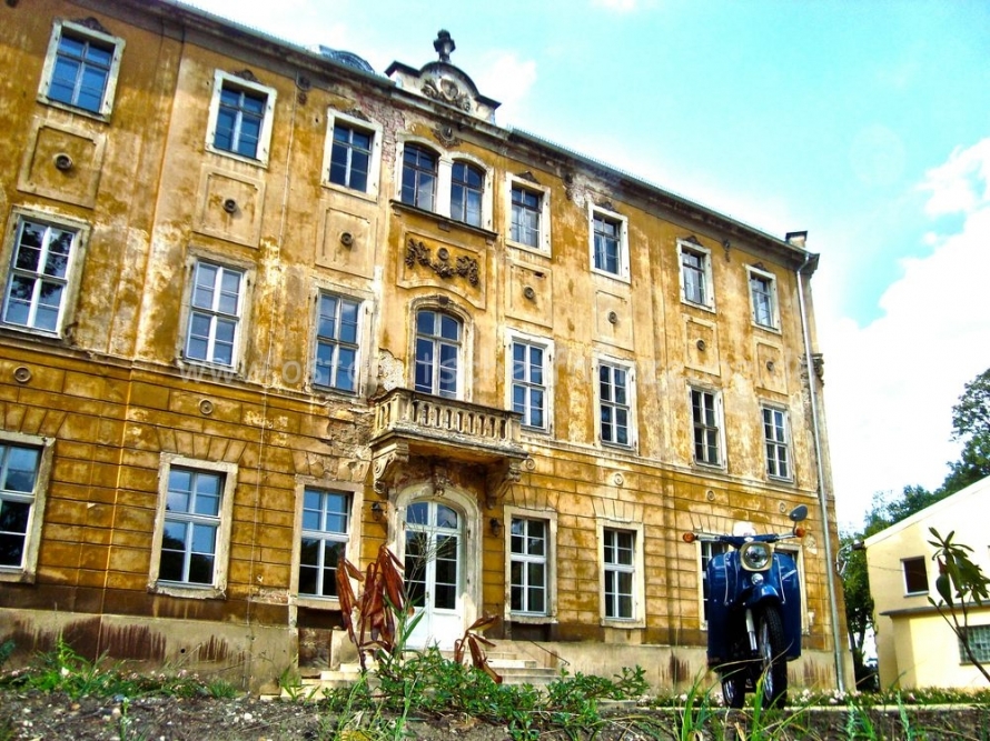 Schloss Lauterbach bei Beiersdorf. Dort wohnt die Oma. Zu sehen gibts dort eigentlich nichts...