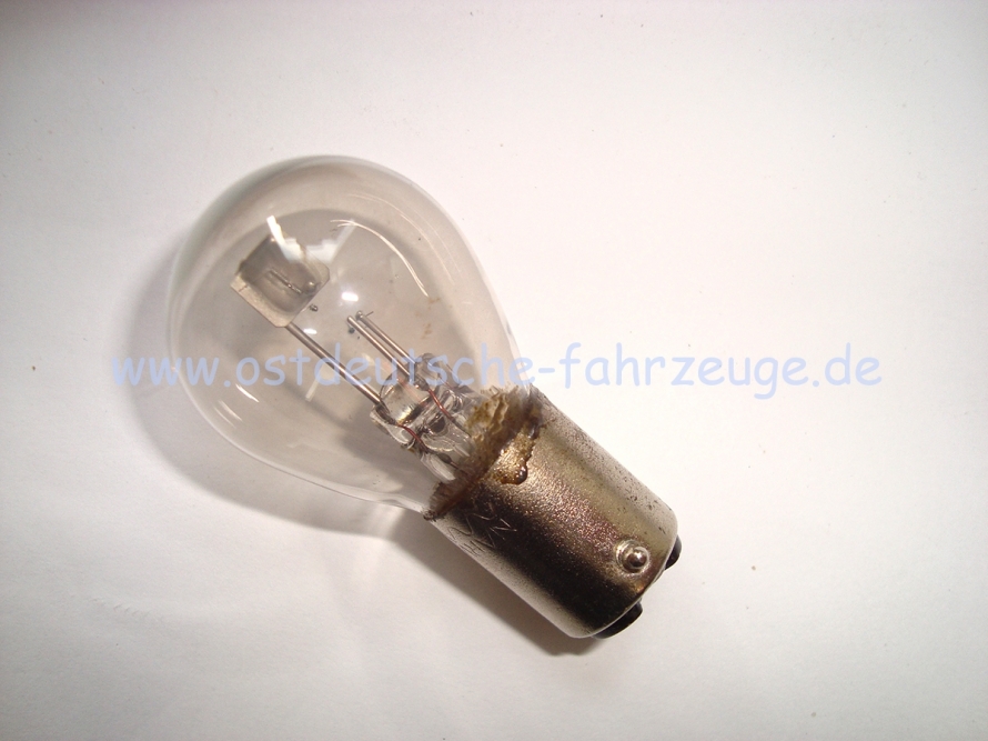 Man erkennt deutlich das der &quot;Leim&quot; lief. Durch den flüssigen Leim zog das Vakuum in der Birne die Luft hinein.