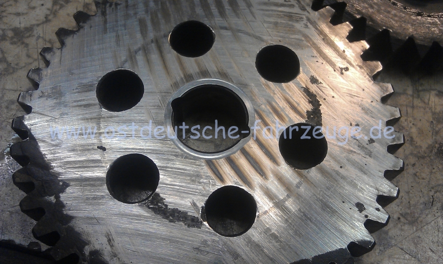 Das Rad des ersten Ganges auf der Abtriebswelle eines 58er KR50... ziemlich grob bearbeitet... mit punktuell starker Wärmeentwicklung!