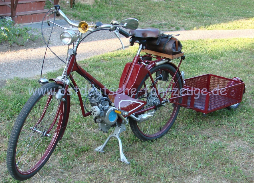 Anhänger vom VEB Schlepperwerk Nordhausen. Knickfahrgestell, Abziehbild mit o.g. Aufschrift konnte erhalten werden. Anhänger wurde penetriert ausgeliefert.