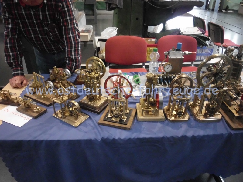 Links im Bild eine Auswahl Stirling-Heissluftmotoren.