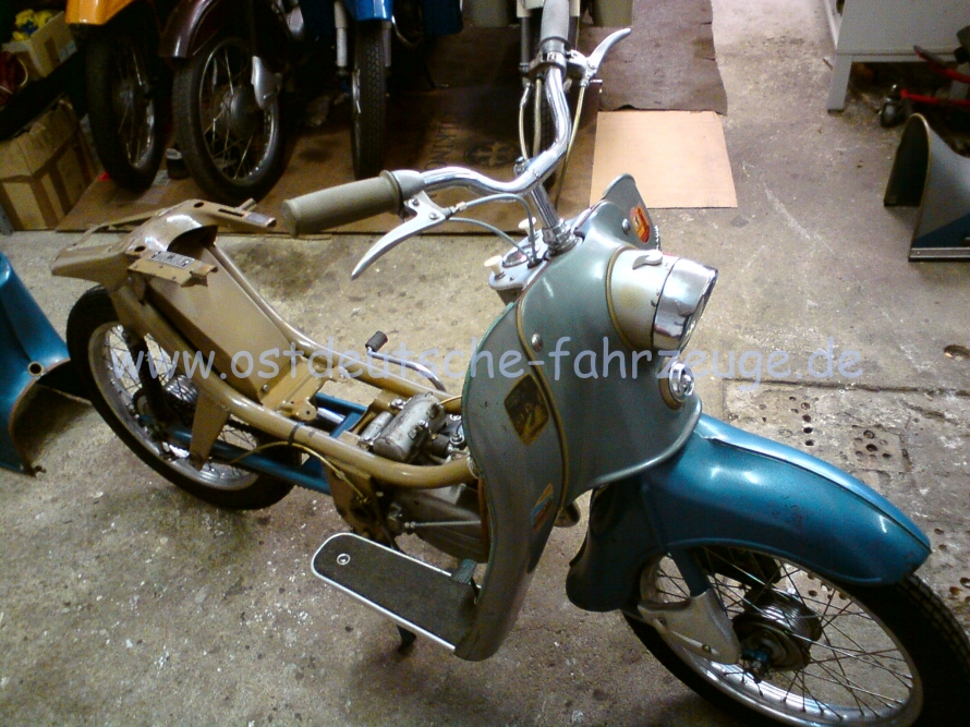 Er ist nackt und ohne Tank.