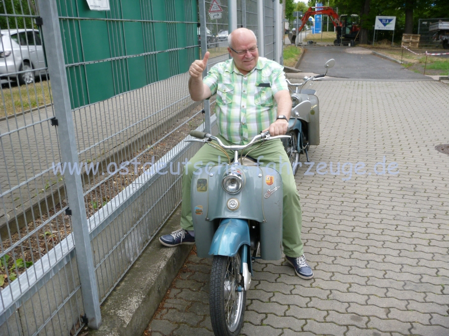 Dieser Herr, Baumarktbetrieber in Weißensee, wurde von Erinnerungen überrollt als er die KRs sah - sein erstes Fahrzeug! Er durfte gerne noch einmal platz nehmen.