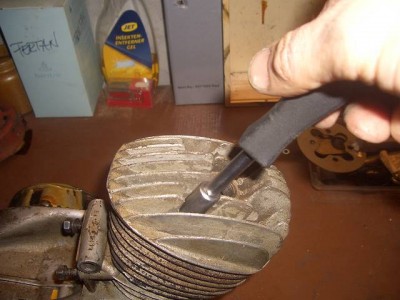 4 Muttern lösen, Kopf nach oben abnehmen.