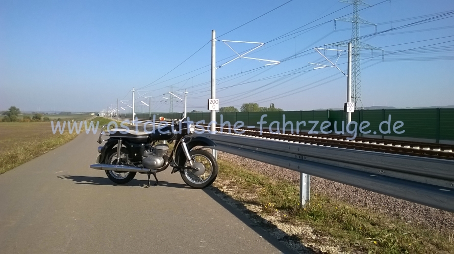 Hier haben wir 2009 schon mal gestanden, da war von den Schienen noch nichts zu sehen. Aber die Brücke war schon da und wir hatten dort Pause, weil der Schwalbenfahrer (der den Vortrag gehalten hatte) einen Platten hatte...