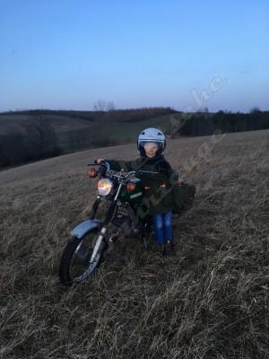 Hab noch n Bild von Hermann und Moped auf´n Berg, wo keiner wusste wie wir da wieder runter kommen :D .