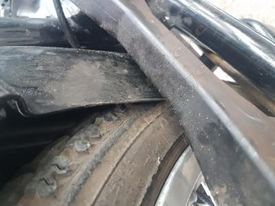 Die Schleifspuren am Reifen resultieren aus dem Kontakt zum Pressstoff.