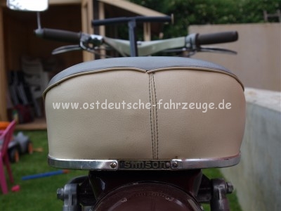 Rückbank mit Simson-Schriftzug