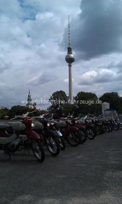 Bild mit Mopeds und Fernsehturm