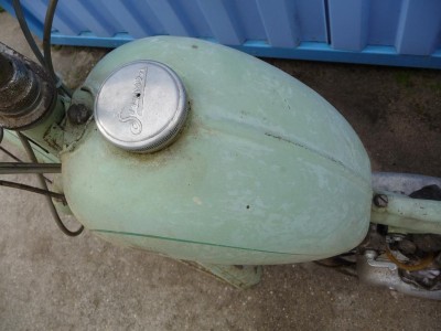 Tank mit Sicke und zwei Verschraubungen