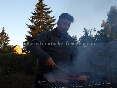 Ein Mann, ein Grill, ein Sonnenuntergang