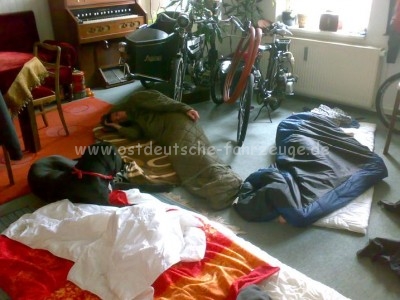Das Gemach, Steffen schlief direkt neben Motorfahrzeugen ;)