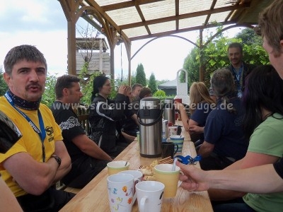 Kaffeetrinken und anschließendes Grillen beim Dirk im Garten