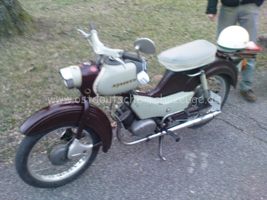 Leider unscharf - aber der Spatz macht jetzt richtig was her ;-)