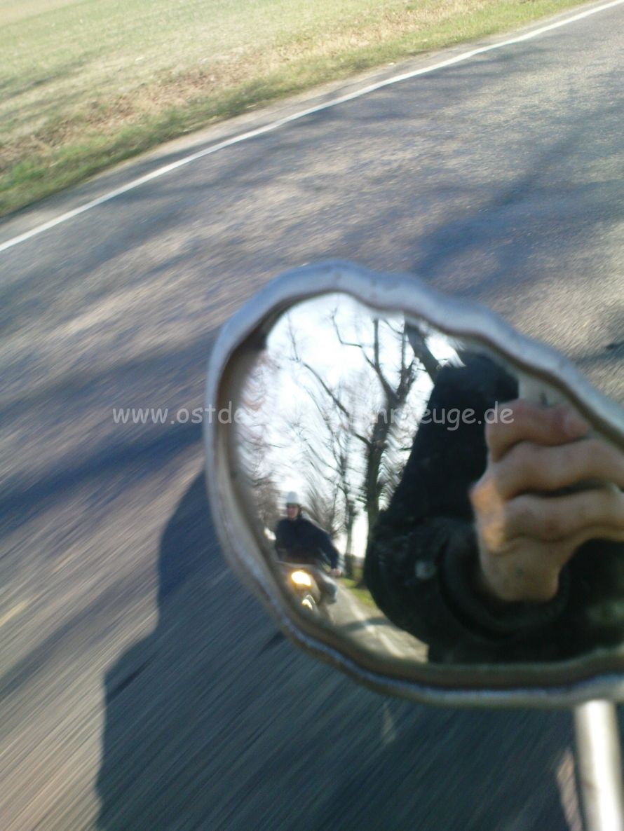 Fahrt nie über Lichtgeschwindigkeit - sonst verformt sich der Spiegel so komisch;-(