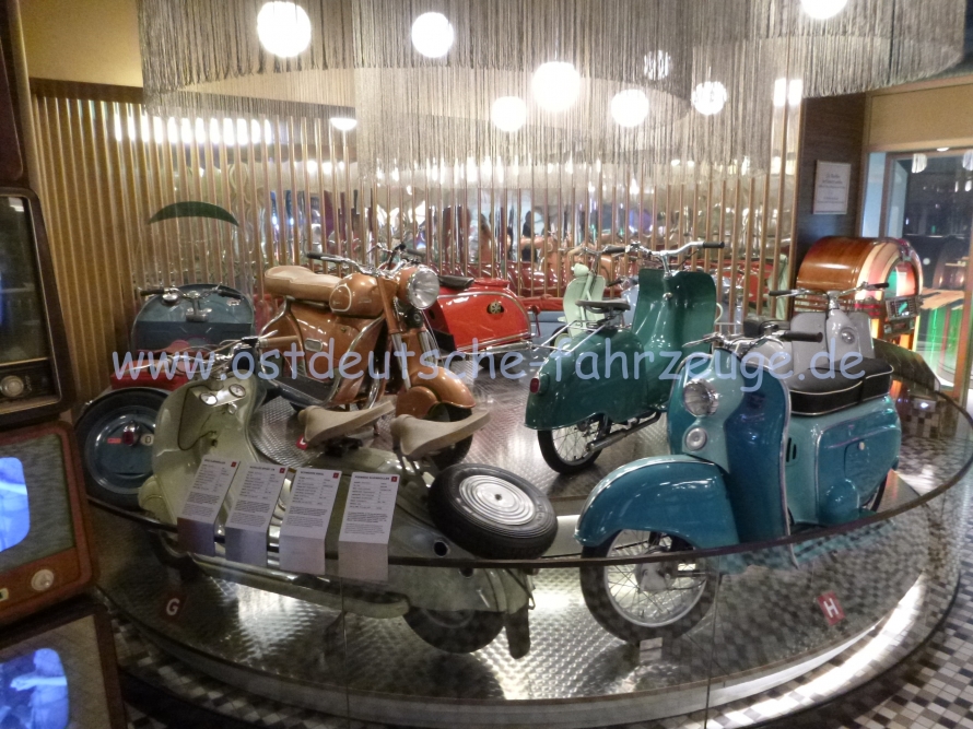 Rollergedöns aus den westlichen 50ern in Stilechter Milchbar
